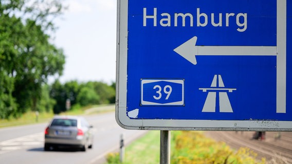 „39“ steht auf einem Wegweiser zur Autobahn nach Hamburg. © picture alliance/dpa Foto: Philipp Schulze