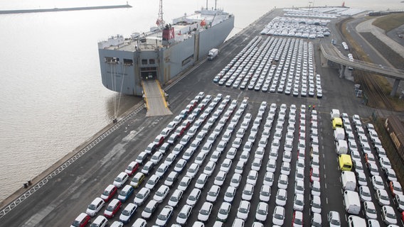 Fahrzeuge des Volkswagen Konzerns stehen im Hafen von Emden zur Verschiffung bereit. (Themenbild) © picture alliance / Jörg Sarbach/dpa Foto: Jörg Sarbach