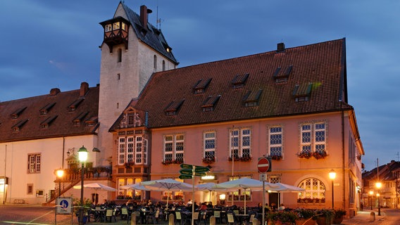 Das Rathaus in Bad Gandersheim in der Abenddämmerung. © picture alliance / Artcolor 