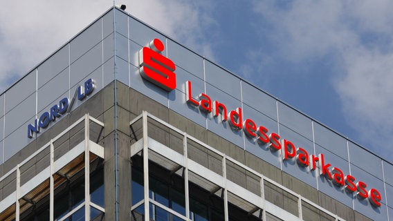 Das Logo der NordLB und der 2008 gegründeten Braunschweigischen Landessparkasse prangen an der Fassade des Geschäftsgebäudes in Braunschweig © dpa-Bildfunk Foto: Peter Steffen/dpa