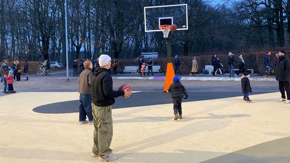 Kinder und Jugendlichen spielen auf einem Basketballplatz in Braunschweig. © NDR Foto: Jannek Wiechers