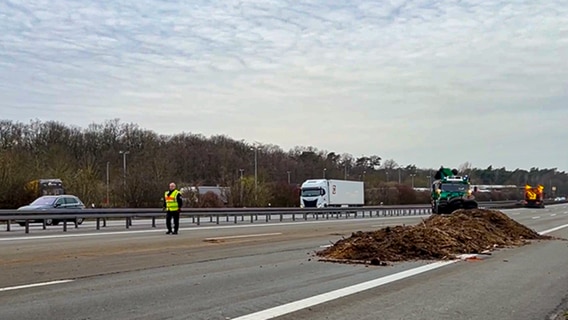 Ein MIsthaufen auf der A2 © NDR Foto: Luca Benincasa