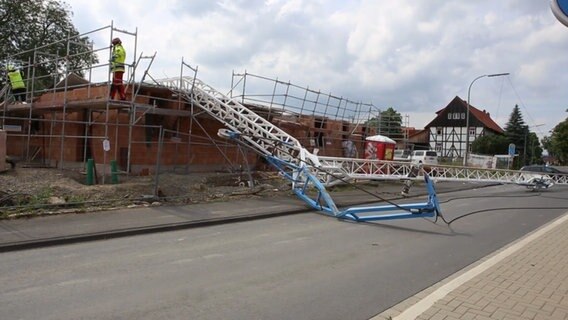 Ein umgestürzter Kran an einer Baustelle. © TeleNewsNetwork 