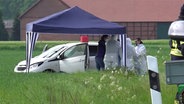 Ein weißes Auto in einem Feld in Bettmar (Ortsteil von Vechelde) im Landkreis Peine. Darüber ein Pavillon. © NonstopNews 