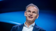 Oliver Blume, Vorstandsvorsitzender der Volkswagen AG, spricht auf der Jahrespressekonferenz der Volkswagen Group. © picture alliance/dpa | Michael Kappeler Foto: Michael Kappeler