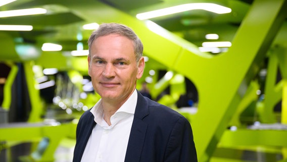 Oliver Blume, Vorstandsvorsitzender der Volkswagen AG und Porsche AG, steht für Fotoaufnahmen vor Beginn der Jahrespressekonferenz der Volkswagen Group in der Autostadt. © dpa Foto: Julian Stratenschulte