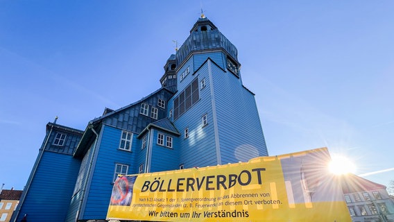 Clausthal-Zellerfeld: Ein Schild "Böllerverbot" steht vor der Marktkirche zum Heiligen Geist, der größten Holzkirche Deutschlands. © dpa-Bildfunk Foto: Julian Stratenschulte