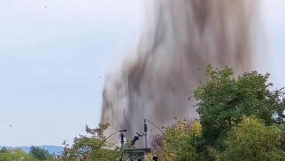 Schutt und Rauch fliegen nach einer Sprengung einer Bombe in Göttingen in die Luft. © NDR Foto: Ulf Remmers