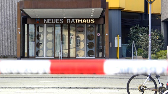 Polizeiabsperrband hängt vor dem neuen Rathaus in Göttingen. © dpa-Bildfunk Foto: Stefan Rampfel