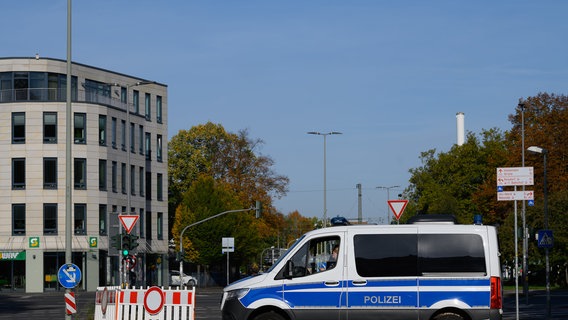 Ein Einsatzfahrzeug der Polizei sperrt eine Zufahrt zum Schützenplatz ab. © Swen Pförtner/dpa Foto: Swen Pförtner