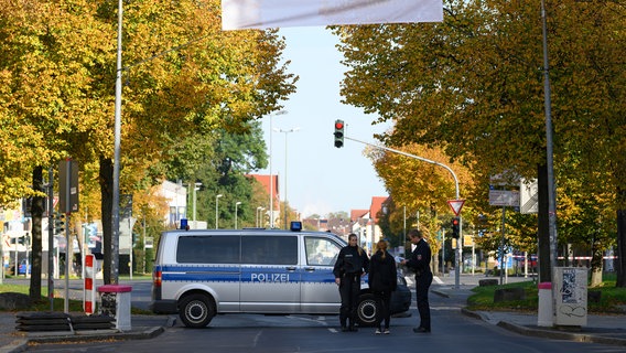 Ein Einsatzfahrzeug der Polizei sperrt eine Zufahrt zur Weststadt ab. © Swen Pförtner/dpa Foto: Swen Pförtner