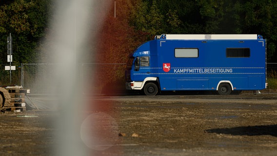 Ein Fahrzeug des Kampfmittelbeseitigungsdienstes Niedersachsen steht auf dem Schützenplatz bereit. © Swen Pförtner/dpa Foto: Swen Pförtner