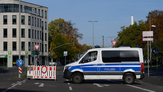 Ein Einsatzfahrzeug der Polizei sperrt eine Zufahrt zum Schützenplatz ab. © dpa Bildfunk Foto: Swen Pförtner