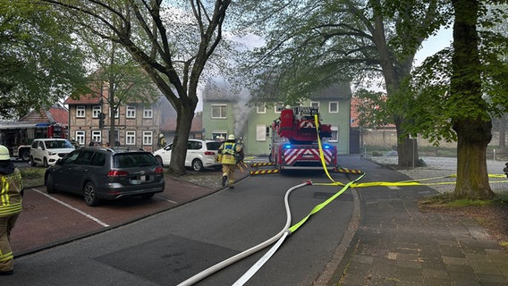 Qualm dringt aus einem Haus. Ein Feuerwehrmann läuft. © Kreisfeuerwehr Helmstedt Foto: Kreisfeuerwehr Helmstedt