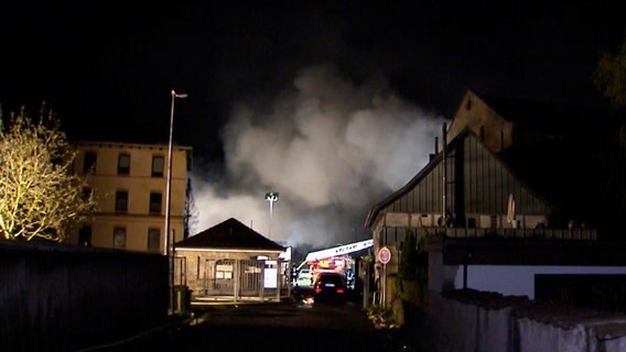 Löscharbeiten in Braunschweig. Hier war in einer Chemiefabrik ein großbrand ausgebrichen. Feuerwehrkräfte wurden verletzt. © NonstopNews 