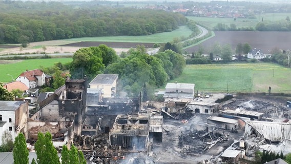 Brandruine am Stadtrand von Braunschweig. Hier war in einer Chemiefabrik ein Brand ausgebrochen. Einsatzkräfte der Feuerwehr wurden verletzt. © NonstopNews 
