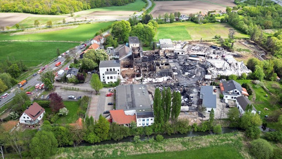 Blick auf das Areal nach einem Großbrand in einem Braunschweiger Industriegebiet. © dpa-Bildfunk Foto: Frank Neuendorf