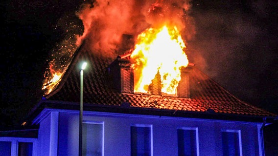 Der Dachstuhl eines Wohnhauses in Northeim steht in Flammen. © Feuerwehr Northeim 