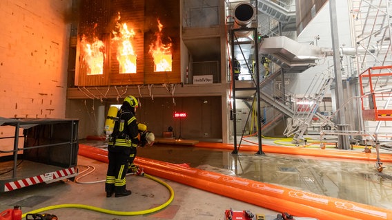 Ein Brandversuch der TU Braunschweig: Eine Fassade brennt und wird gelöscht. © Kristina Rottig/TU Braunschweig 