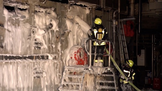 Einsatzkräfte der Feuerwehr löschen einen Brand in einer Brauerei in Holzminden. © TeleNewsNetwork 