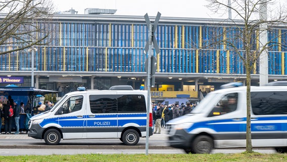 Polizeifahrzeuge stehen vor dem Stadion von Eintracht Braunschweig. © dpa Foto: David Inderlied