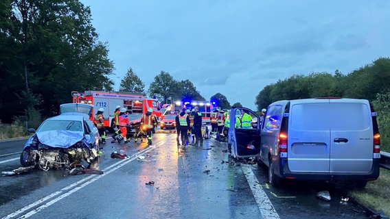 Zwei Autos nach einem Unfall auf der B4 in Braunschweig © Feuerwehr Braunschweig 