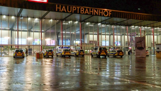 Polizeiautos stehen nach einem Bombenalarm vor dem Braunschweiger Hauptbahnhof. © Hannover Reporter 