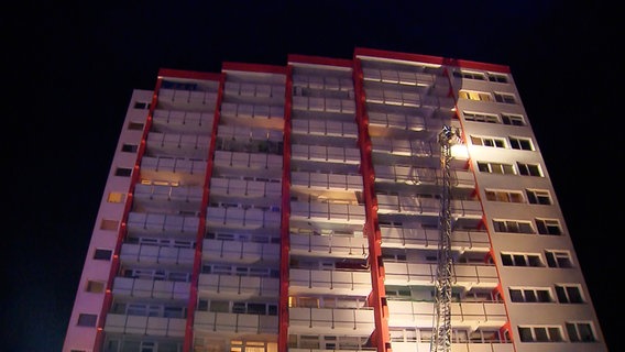 Eine Drehleiter der Feuerwehr an einem Hochhaus in Braunschweig. © Hannover Reporter 