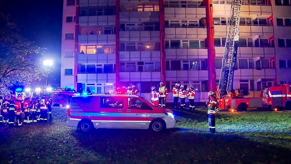 Feuerwehrleute vor einem Hochhaus in Braunschweig in dem ein Brand gemeldet wurde. © Hannover Reporter 