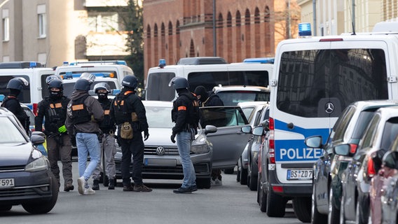 Einsatzkräfte stehen vor einer Grundschule in Braunschweig. © dpa Foto: Moritz Frankenberg