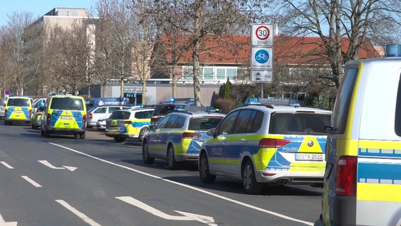 Großeinsatz der Polizei in Braunschweig. An einer Schule war Amokalarm ausgelöst worden. © Nord-West-Media TV 