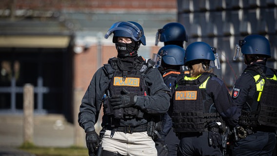 Großeinsatz der Polizei in Braunschweig. An einer Schule war Amokalarm ausgelöst worden. © Moritz Frankenberg/dpa +++ dpa-Bildfunk Foto: Moritz Frankenberg