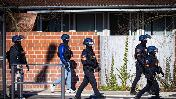 Großeinsatz der Polizei in Braunschweig. An einer Schule war Amokalarm ausgelöst worden. © Moritz Frankenberg/dpa +++ dpa-Bildfunk Foto: Moritz Frankenberg