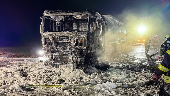 Das Fahrerhaus eines abgebrannten Lkws mit Löschschaum bedeckt. © Feuerwehr Eschershausen 