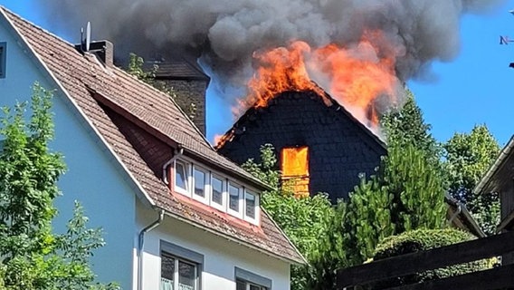 Der Dachstuhl eines leer stehenden Hauses in Bad Gandersheim steht in Flammen. © Kreisfeuerwehr Northeim 