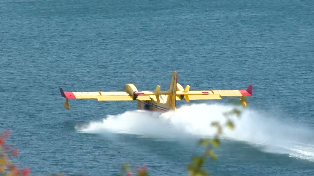 so-tankt-ein-l-schflugzeug-6-000-liter-wasser-in-zw-lf-sekunden-ndr