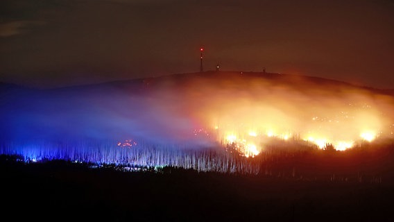 Sachsen-Anhalt, Wernigerode: Blick auf Flammen und Glutnester am Königsberg im Harz unterhalb des Brockens. © picture alliance/dpa Foto: Matthias Bein