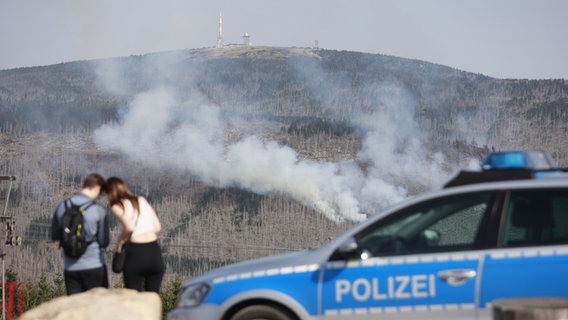 Rauchwolken steigen am Königsberg unterhalb des Brockens auf. © dpa Foto: Matthias Bein