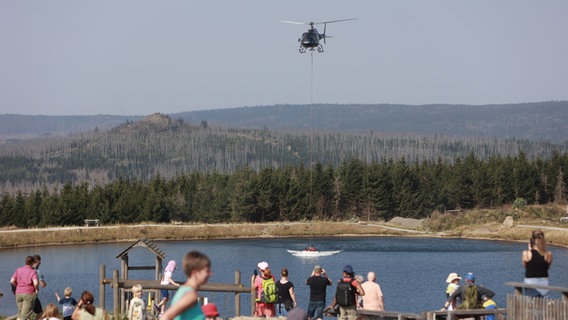 Ein Lösch-Flugzeug fliegt in der Nähe des Brockens und kämpft gegen den Waldbrand. © dpa Foto: Matthias Bein