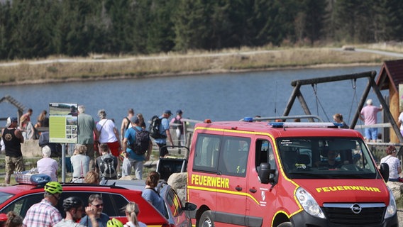 Besucher auf dem Wurmberg verfolgen die Brandbekämpfung am Königsberg am Brocken. © dpa Foto: Matthias Bein