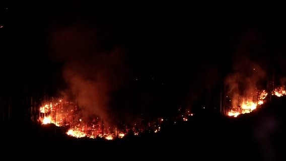 Ein Waldbrand ist bei Nacht nahe des Brockens zu sehen. © Nord-West-Media TV 