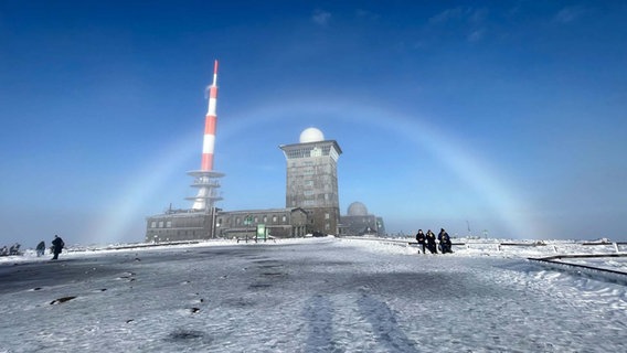 Ein Nebelbogen steht über dem Brocken. © dpa Foto: Matthias Bein