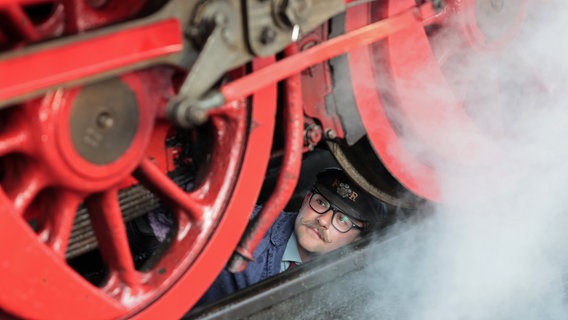 Caleb Lovegrove von der Ffestiniog and Welsh Highland Railways (FR/WHR) aus Wales prüft zu Dienstbeginn die Einsatzfähigkeit einer Dampflok an der Einsatzstelle der Harzer Schmalspurbahnen GmbH. © dpa-Bildfunk Foto: Matthias Bein