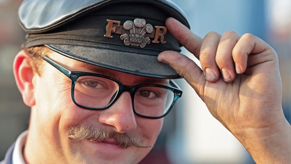 Caleb Lovegrove von der Ffestiniog and Welsh Highland Railways (FR/WHR) aus Wales steht an der Einsatzstelle der Harzer Schmalspurbahnen GmbH. © dpa-Bildfunk Foto: Matthias Bein