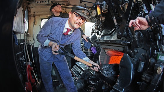 Caleb Lovegrove von der Ffestiniog and Welsh Highland Railways (FR/WHR) aus Wales schaufelt Kohle auf einer Dampflok © dpa-Bildfunk Foto: Matthias Bein