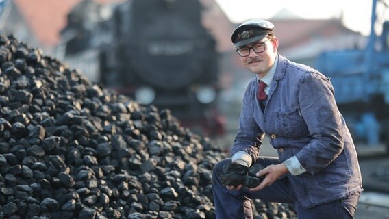 Caleb Lovegrove von der Ffestiniog and Welsh Highland Railways (FR/WHR) aus Wales steht an der Bekohlungsstelle der Harzer Schmalspurbahnen GmbH. © dpa-Bildfunk Foto: Matthias Bein