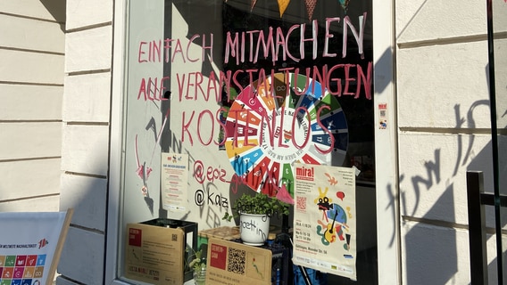 Ein Vortrag zum Thema Bürgergeld im mira-Mitmachraum in Göttingen. © NDR Foto: Lea Stockmann