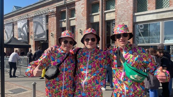 Drei Darts-Fans stehen vor der Lokhalle in Göttingen. © NDR Foto: Maximilian Wittkop