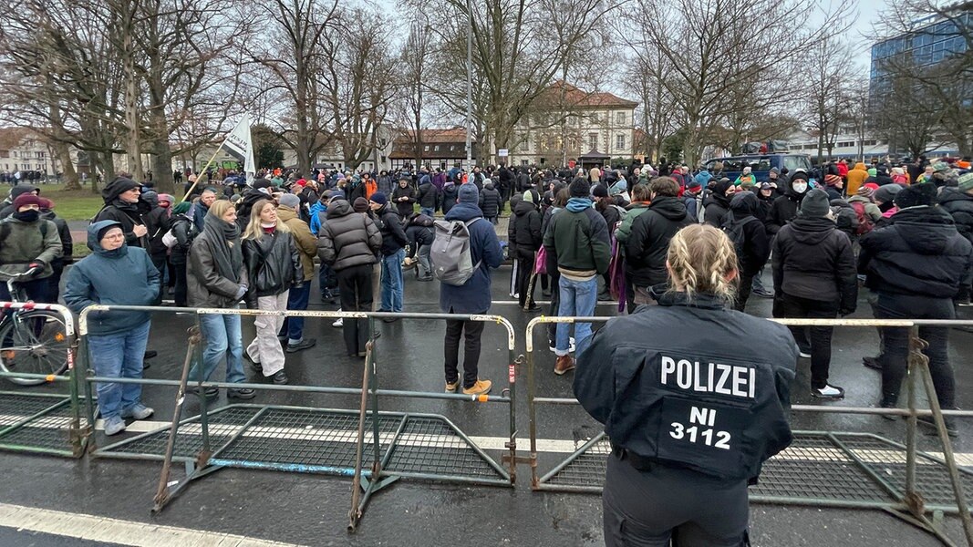Menschen versammeln sich zu einer Demonstration in Göttingen.