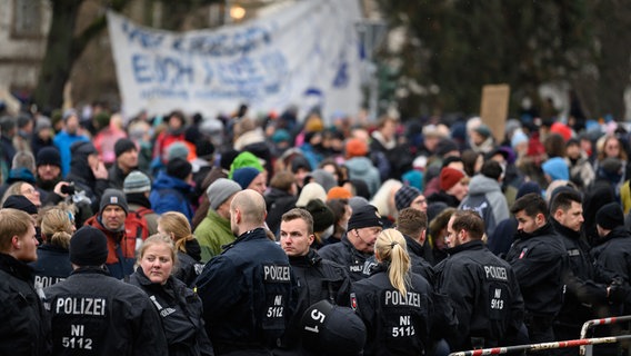 Eine Demonstration des Göttinger Bündnis gegen Rechts im Januar 2024 gegen eine Kundgebung aus dem "Querdenken"-Umfeld. © Picture Alliance / DPA Foto: Swen Pförtner